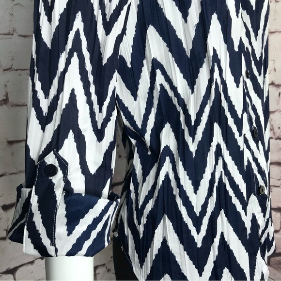 CHICO’S Navy & White Chevron crinkle coverup shirt Medium blouse Chico’s Size 1 - Picture 9 of 13